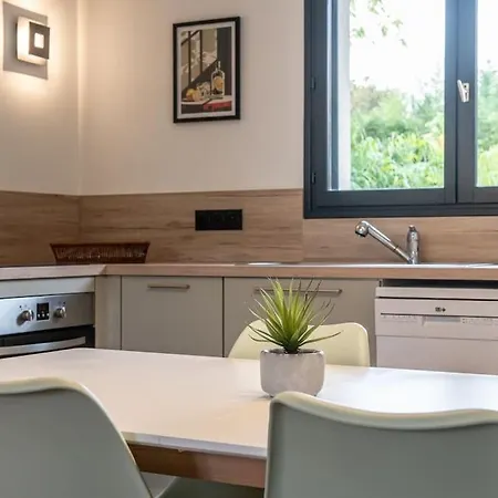 Trois-Pieces Moderne Avec Terrasse Et Parking * Salies-de-Béarn
